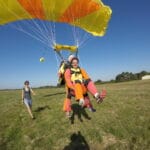 Atterrissage du parachute tandem en double-commande avec Régis et Claire à Lessay dans la manche.