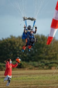 Atterrissage des parachutistes en parachute tandem à Lessay parachutisme en Normandie