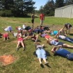A l'école de parachutisme de Lessay, la famille des parachutistes allongée par terre pour chercher l'avion de largage à l'école de parachutisme de Lessay dans le ciel de Normandie