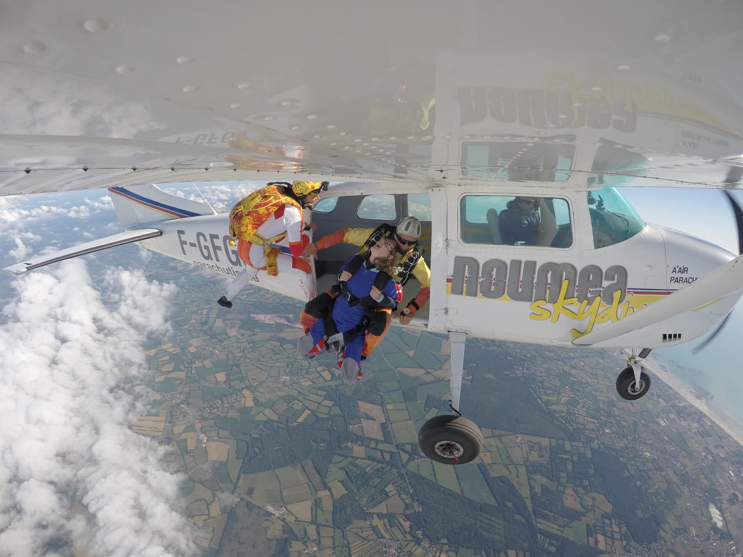 Baptême de chute libre en Normandie avec Aair parachutisme Lessay. Sortie d'avion avec notre vidéowoman Élodie !