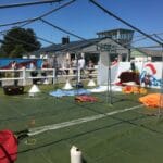 Aair Parachutisme | Cadeau de Noël saut en parachute en Normandie Zone de pliage des parachutes et briefing des sautants tandem à l’aérodrome de Lessay