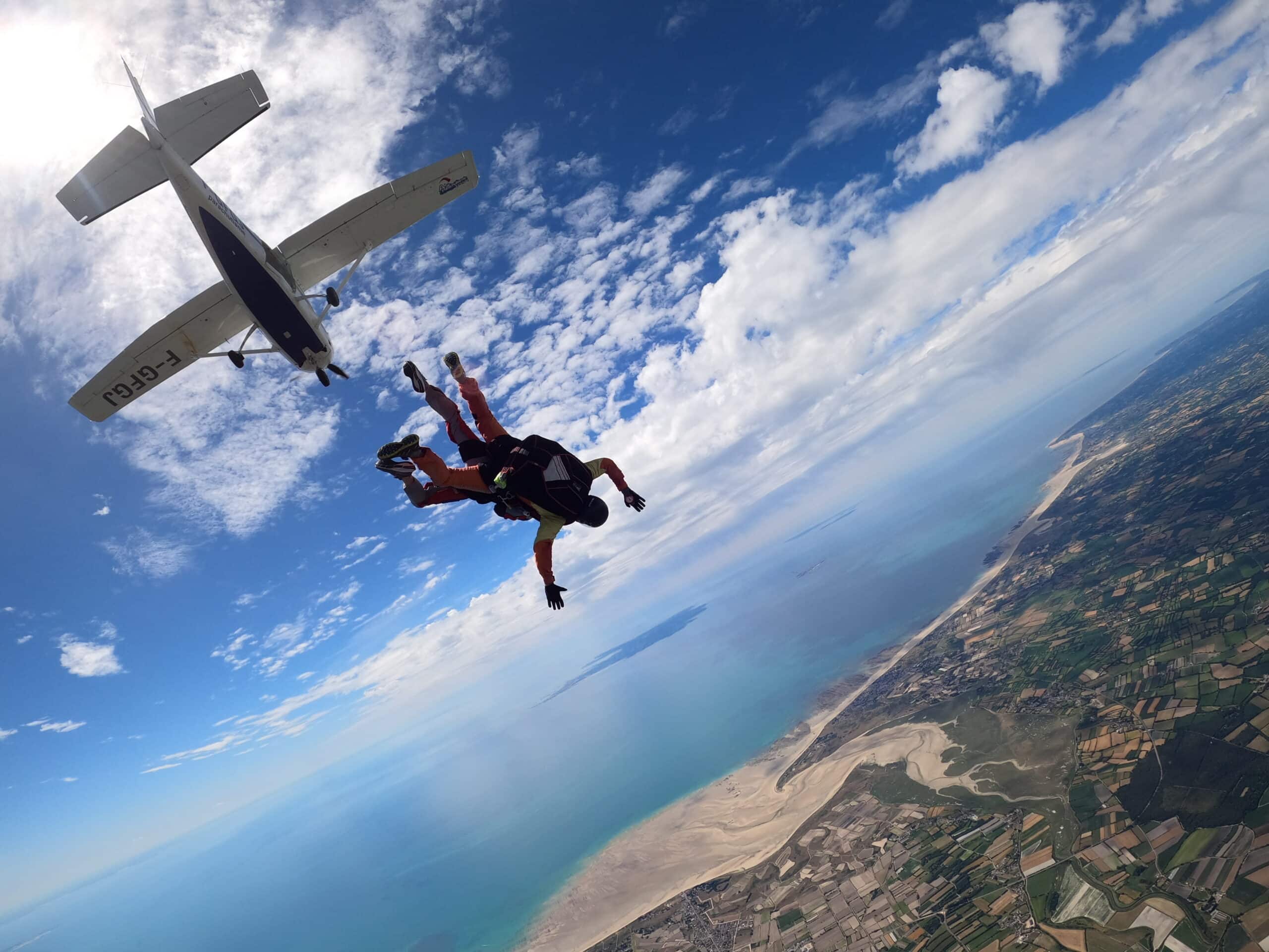 Plongeon vers la liberté avec Aair parachutisme dans la Manche à partir de l'aérodrome de Lessay face à l'île de Jersey