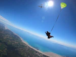 Saut en parachute tandem dans la Manche en Normandie avec Aair parachutisme Lessay