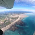 Lors de votre saut en parachute à Lessay, survol de la manche ouest aux couleurs turquoises