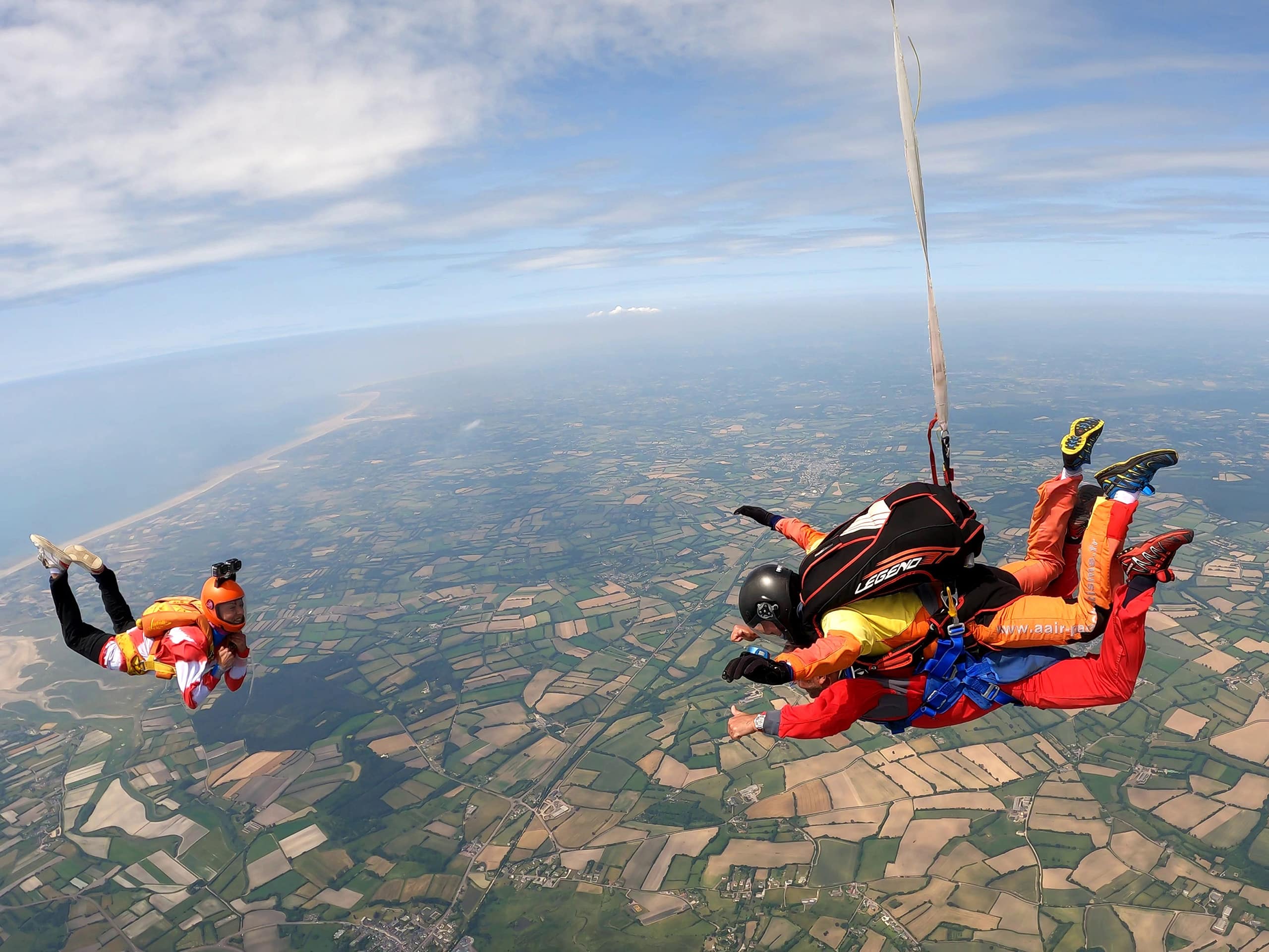 Saut en parachute tandem avec Élodie videowoman professonnelle travaillant chez Aair parachutisme à Lessay dans la Manche