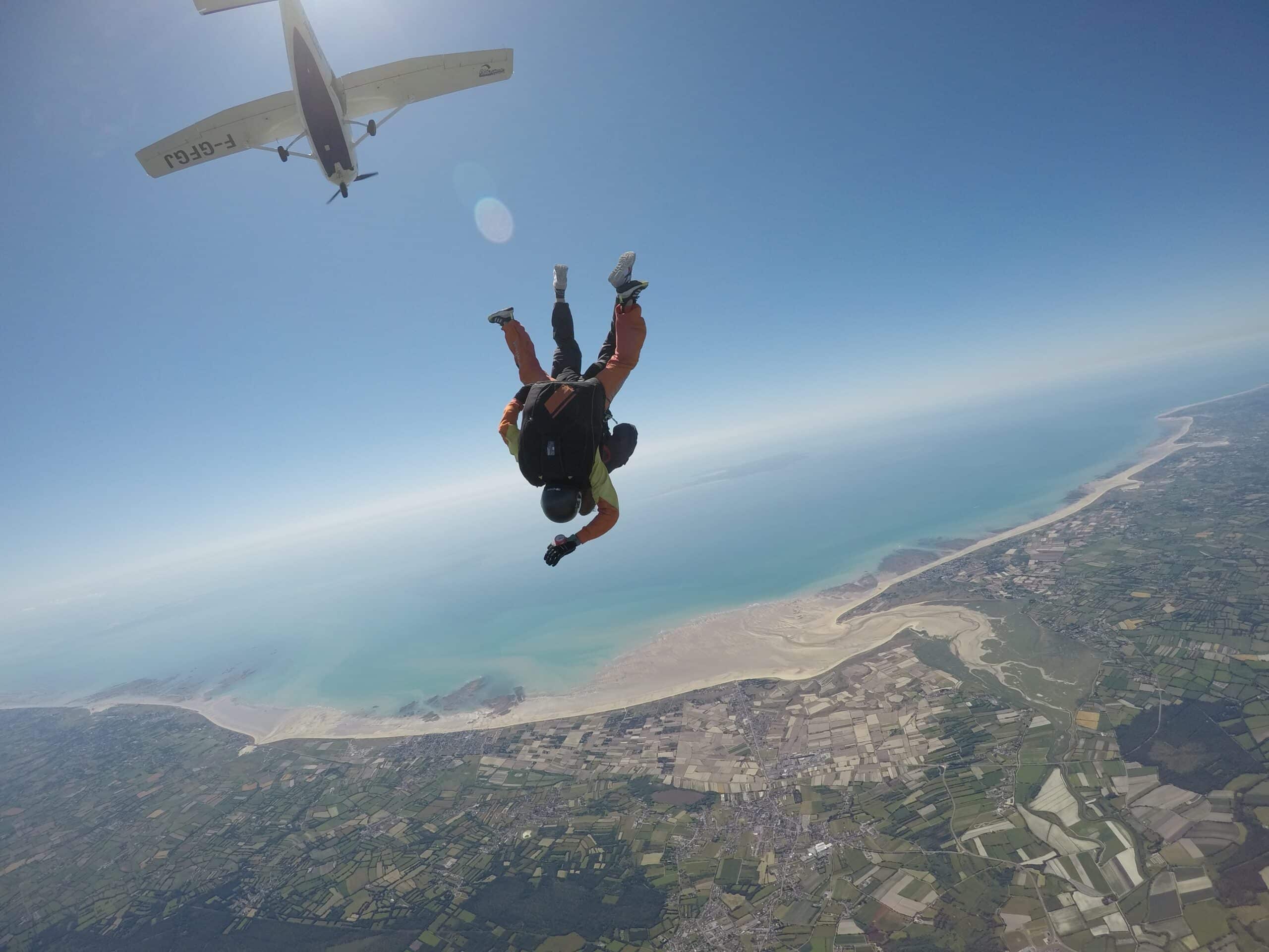Sauter en parachute en normandie en bord de mer turquoise.