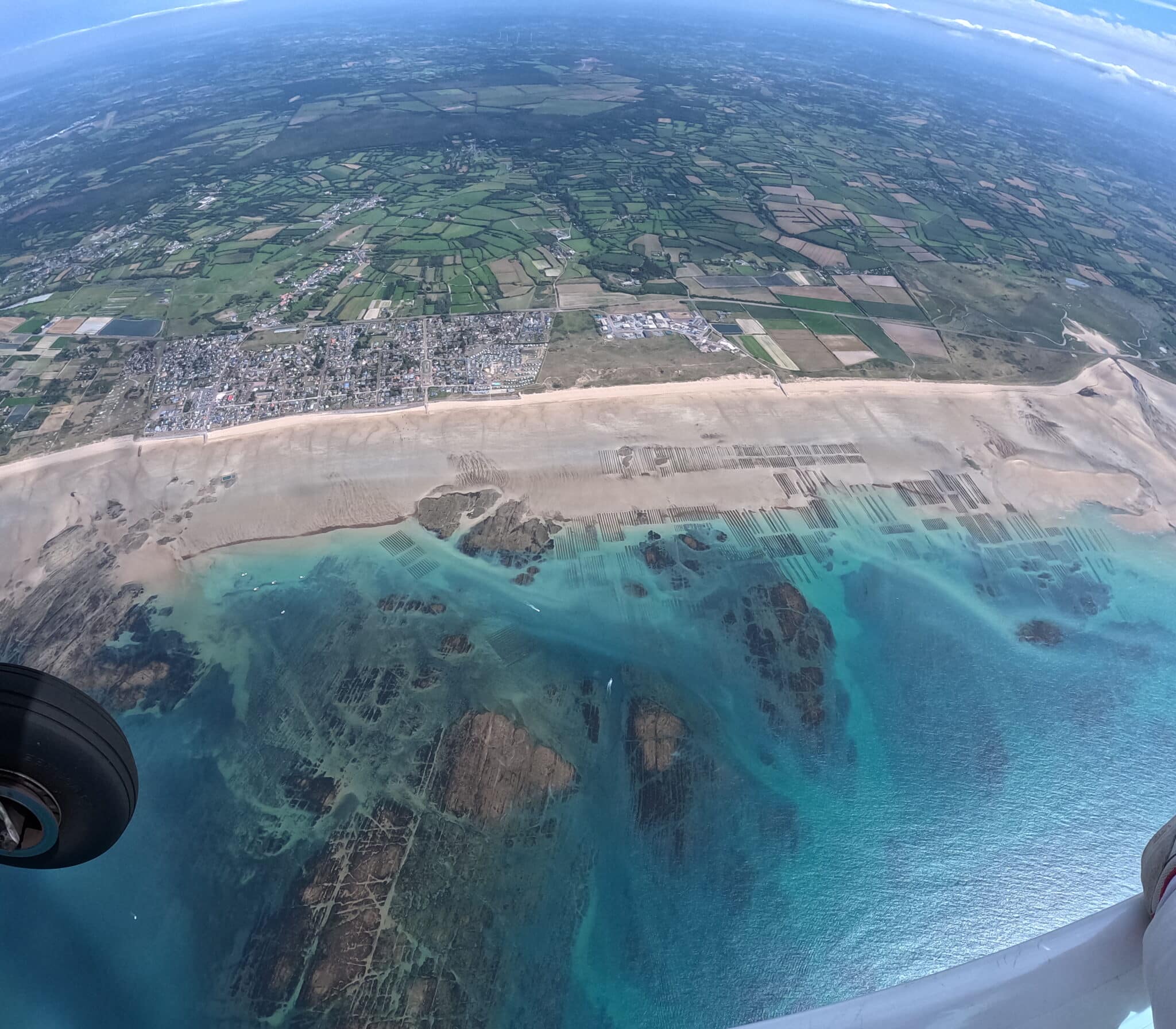 Aair Parachutisme | Cadeau de Noël saut en parachute en Normandie Vue aérienne de Lessay et du Cotentin – parachutisme