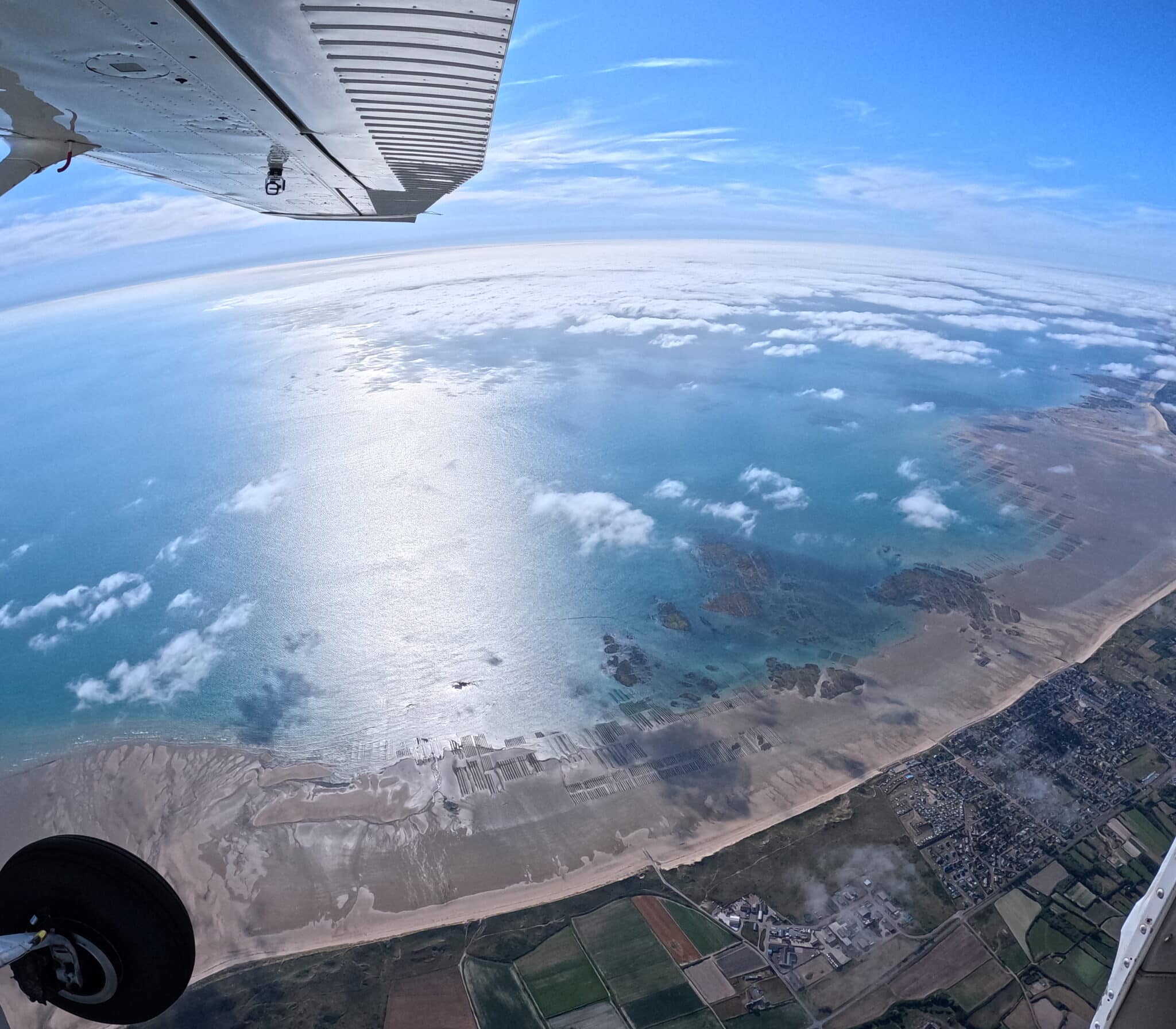 Aair Parachutisme | Cadeau de Noël saut en parachute en Normandie Utah Beach vue du ciel – saut en parachute en Normandie
