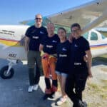 Équipe AAIR Parachutisme à Lessay devant l’avion Le Nouméa Skydive (Hugo, Régis, Élodie et Claire)